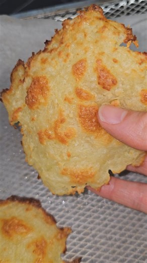 🥔 Frittelle di patate al forno Croccanti fuori, morbide dentro… e solo 70 kcal a porzione 😍 Un piatto sano, leggero e che mette d'accordo tutti (anche chi è a dieta)! Ideali come secondo vegetariano, contorno o finger food 👌 🕒 Preparazione: 15 min 🔥 Cottura: 25 min 🍽️ Porzioni: 3 frittelle 🔢 Calorie: 70 kcal a frittella 📋 Ingredienti • 160 g patate (2 piccole/medie) • 5 g parmigiano grattugiato • 20 g latte parzialmente scremato • 10 g galbanino light grattugiato • 1 cucchiaino (5 g) oli