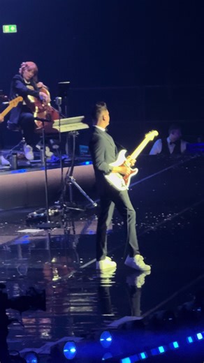 Raye ❤️ preforming her first sold out Manchester ARENA !! 23 thousand people babe !! #raye #cooplive #concert #night1 #incredible @Raye