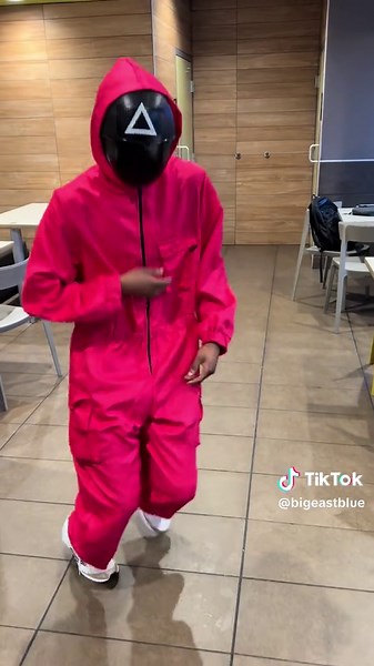 Don’t know how to dance 🕺🏾🪩 🍟 🍔 #fyp #viral #dance #trendingvideo #squidgames #talktomesenor #merchgang #bigeast #torresdale