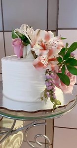 48K views · 2.2K reactions | Nuestro “Camino de Flores” es uno de los modelos más solicitados. Las flores irán acorde a tu evento para que todo luzca hermoso y sepa delicioso, ¡hasta la última mordida! ♥️ | Mucho Corazón Repostería | Facebook