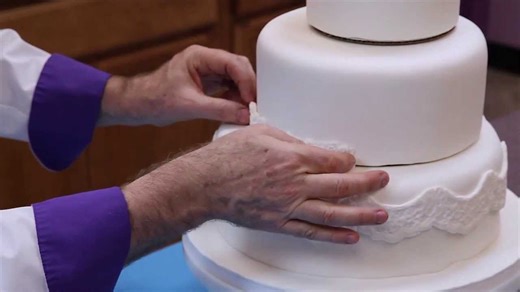 How to make a professional wedding cake | Honestweddingadvice.com