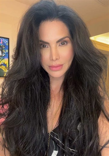 Cuando yo era chiquita siempre decían que las mujeres después de los 40 tenían que cortarse el pelo para verse bien. Yo crecí pensando que les iba a probar lo contrario porque las mujeres de cualquier edad pueden usar el pelo que ELLAS quieran. Mis reinas: no dejen que nadie les dicte lo que tienen que hacer. Hagan lo que las haga feliz. To all my girls do what makes YOU happy! Long hair, short hair or medium. I think healthy hair is beautiful hair. Xoxo @Joyce Giraud Beauty US #healthyhairgoals