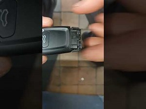 How to replace the key battery in the Audi Q5