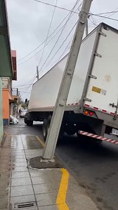 📌 Cuando se te atraviesa un poste 🤣⚡ 😨 😅 #comedia #electricistasprofesionales #electricidadresidencial #electricidad | Domina la Electricidad