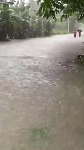 WATCH: Unusual flooding in uphill Barangay Lubo, Jalajala, Rizal, on Sunday afternoon following intense rain. | via Michael Delizo, ABS-CBN News #FloodPatrol (📹: Courtesy of Jed Jaranilla) | ABS-CBN News