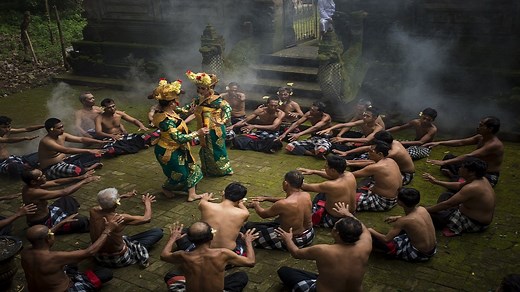 [Lengkap] Tari Kecak Bali: Sejarah, Makna, Properti, Gerakan   Video