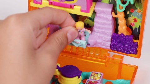 Polly Pocket Playset, Travel Toy with 2 Micro Dolls, Pet Sloths & Surprise Accessories, Jungle Safari Compact
