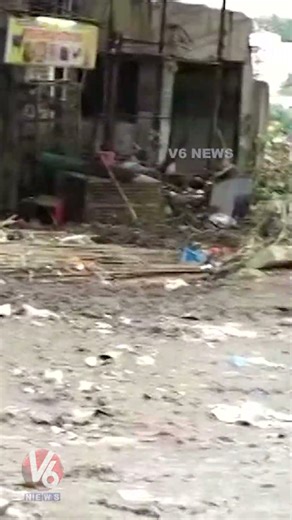 బురదలో నుంచి బైటపడ్డ షెడ్లు | Musi Floods | V6 Shorts