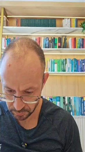 Dudu Haluch on Instagram: "Live: A AUTOFAGIA preserva o envelhecimento do MÚSCULO Tema principal: Dois estudos publicados simultaneamente na Nature Metabolism (dezembro/2025) mostraram que o músculo não envelhece apenas porque “perde massa”, mas porque perde sua capacidade interna de limpar, reciclar e reparar suas próprias estruturas. O mecanismo central é a autofagia mediada por chaperonas (CMA), uma via altamente seletiva que identifica proteínas danificadas e as leva para degradação dentro d