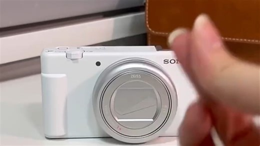 Sony ZV-1 II支持4K视频拍摄，画面清晰稳定，适合vlog记录日常。小巧机身便于携带，自拍与旅行场景皆宜，真实使用体验提升内容创作效率。