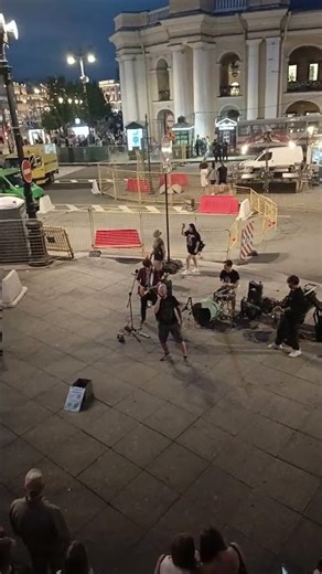 Прохожий решил спеть на Невском .22 декабря 2025 г.