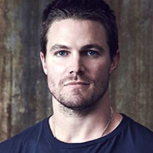 Stephen Amell : 5 infos à connaître sur l'acteur qui joue dans Arrow