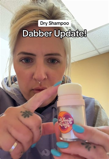 Dabber vs. Poofer: How Do You Apply Dry Shampoo?