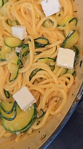 Recette de pate de printemps 200g de pâtes crus 1 échalote 2 gousse d'ail 1 courgette 50g de feta 30g de parmesan 16cl de crème fraiche 20g de beurre Flocon de piment persil Huile d'olive Pour la préparation de la recette suivre la vidéo ! #pate #pates #courgette #feta #recetterapide #recettesimple #recettefacile #recette | Comment cuisiner