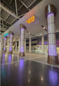 【お知らせ】 大阪ステーションシティ サウスゲートビルディングの「時空の広場」エントランスがリニューアル✨ 砂時計をモチーフにした柱が、ゆったりと流れる“時間”を美しく映し出します⌛️･:* . 空の色や時刻とともに表情を変え、時間のうつろいをやさしく感じられる空間に 日常の中でふと立ち止まり、新しい時間の見え方に出会ってみませんか？ ぜひ「時空の広場」へお立ち寄りください💫 #時空の広場 #大阪駅 #大阪ステーションシティ #砂時計 #osaka
