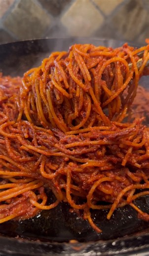 Spaghetti All’Assassina hits different — you cook it right in the sauce until the noodles soak up every drop and get that crispy, fiery edge. I know this is probably not the way you do it — but I bet you’d still ask for a plate lol 😂🍝 Born in Bari, Italy in the 1960s, this dish was created when cooks started ‘frying’ dry pasta straight in tomato broth for that charred, spicy flavor. #pasta #spaghetti #italianfood #food #foodies #instafood #foodstagram #easyrecipes #recipe #foodlover | Chef Boy