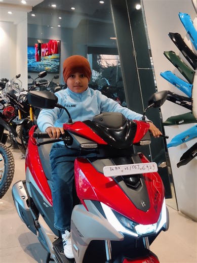 ¡Felicidades a la Sra. Subhadra por su nueva Hero Xoom 125R!