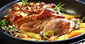 Sočan svinjski vrat sa prilogom od krompira i šargarepe: Ideja za lak ručak spremljen u rerni