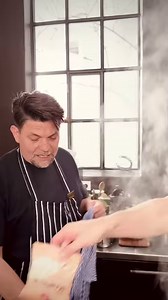 VIERUNDZWANZIGSIEBEN #kochen 🫶 Kochen. Mein neues Kochbuch “Vierundzwanzigsieben kochen” kommt im Oktober. Über 100 Rezepte, vorbestellbar überall da, wo’s Bücher gibt. 📖🕛🕖 Link in Bio. ℹ️ #vierundzwanzigsieben #kochen #kochbuch #kommtimoktober #vorbestellung #orignalaudio | Tim Mälzer