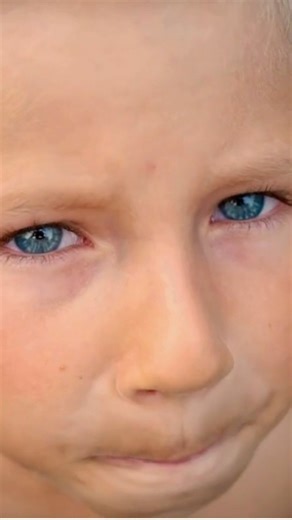 Le regard d'un enfant connaît-il une frontière ? 🌹 Une réflexion en musique sur ce qui nous unit, au-delà des drapeaux et des mots. Notre nouvelle vidéo est un poème visuel pour la playlist "Chansons pour la paix". Découvrez la playlist complète via le lien dans notre bio. Laissez-nous un commentaire avec vos pensées. . . . #VilleDesRoses #ChansonsPourLaPaix #Paix #Enfants #Poesie #Humanité #ChansonFrançaise #MusiqueEngagée #Reel #NewMusic #ArtForPeace | Ville des Roses - Musique