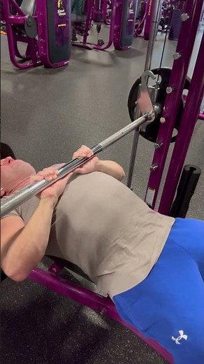 Smith machine close-grip bench press for triceps 🔥 Lockout strong, no shortcuts. #triceps #gym