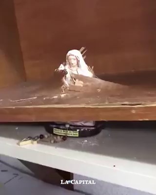 🥹🙏🏻 LA VIRGENCITA QUEDÓ INTACTAUn hecho sorprendente conmovió a los fieles de La Rioja, y su viralización tocó el corazón de muchos argentinos. Todo ocurrió en el Juzgado Federal de dicha provincia, cuando un estante con expedientes cayó sobre una imagen de la Virgen del Cerro. La estructura de madera se rompió por completo, pero la imagen religiosa no sufrió ningún daño, lo que generó asombro entre quienes presenciaron la escena.