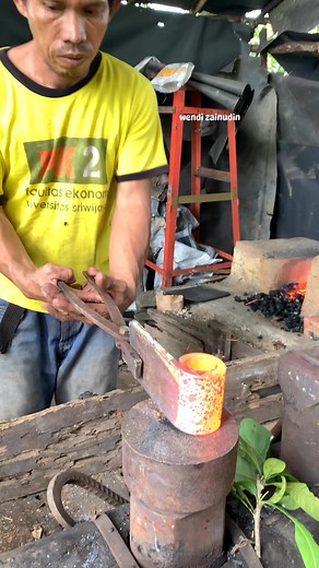 27K views · 446 reactions | see the blacksmith's technique in opening up used car springs to make agricultural tools #blacksmith #blacksmithindonesia #senikerajinan #metalworking #ironwork #metalart #blacksmithing #forging #steelcraft #traditionalcraft #kerajinantangan #cultureheritage | Wendi Zainudin | Facebook
