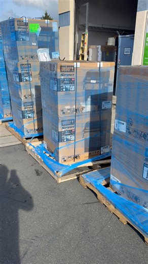 Matt’s SEARS 🥩 in the SAVINGS 💰 with closeouts from Weber! Only $599 when you buy it at Matt's! Compare at $869! $100 INSTANT SAVINGS on this Weber grill with the purchase of ANY appliance $999 and up! Offer Valid 1/7 - 1/31 (While Supplies Last) See Matt's for details! | Matt's Appliance