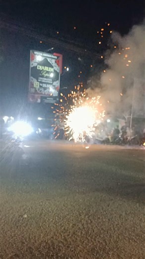 Menyalakan Kembang Api Saat Malam Takbiran Hari Raya