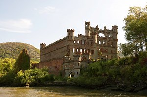 Day trip to Bannerman Castle: Explore an abandoned century-old relic