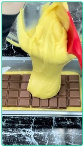 ✨ Gâteau cœur coulant au chocolat 🤤 Irrésistiblement bon ! ✨ Si tu n’as jamais goûté, prépare-toi à fondre de plaisir ! 💥 Un gâteau ultra moelleux, fait en 5 minutes avec des ingrédients simples… MAIS avec une surprise irrésistible à l’intérieur : une tablette entière de chocolat fondant 🍫🔥 Parfait pour le goûter, un dessert express ou pour impressionner sans se compliquer 👌 Franchement, c’est le gâteau au yaourt niveau supérieur 💯 Et surtout, essaie-le au moins une foi, tu vas comprendre 