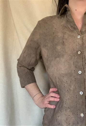 Black walnut dye is so easy and doesn’t require you to pretreat your fabric, it just stays! Add lemon to add some color variation. #botanicaldyes #fyp