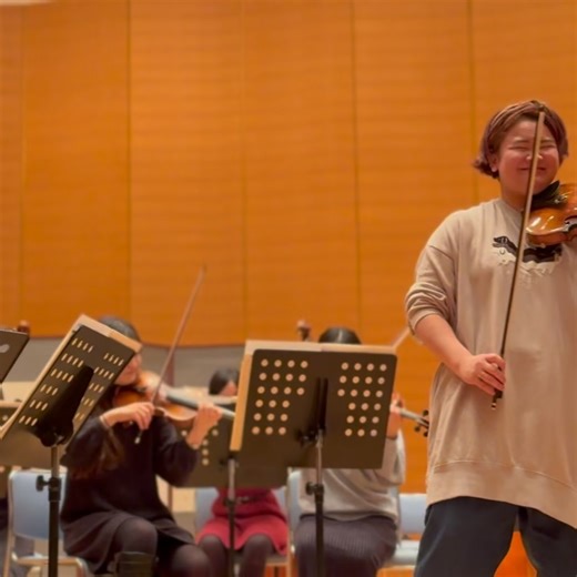 Akiko Ikeda on Instagram: "2025年スーパーストリングスコーベの定期公演がおわりました！ 日本人としては41年ぶり、ヴィエニャフスキ国際ヴァイオリンコンクール優勝の前田妃奈ちゃん(23歳)が今回初参加！ チャイコフスキーのヴァイオリン協奏曲はリハーサルの時から圧巻で涙が出そうでした。 本番ではさらに爆発。 本人も、今まで弾いたストラディバリウスの中でも圧倒的に自分にしっくりきている楽器というくらい、 体と楽器が一体になったような、完全に自由で素晴らしい演奏でした。 そして今回チャレンジだったのが、 ガーシュウィン作曲：ラプソディ・イン・ブルー。 アレンジすると決めたとき、周りの同業者の方々から、ピアニストもちろんいるでしょ？弦だけなんて無理でしょう、 と言われましたが、 完全・弦楽合奏版として書かせていただきました🙇 省くことのできないリズムや音形がたくさんあり、 演奏も大変だったと思いますが、 コンマス、林周雅くん(題名のない音楽会でお馴染み)がオーケストラ全体を引っ張っていってくれました。 ミュージックアドバイザーで、イギリス在住のヴァイ
