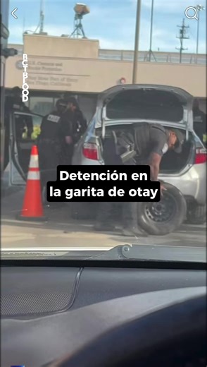 #ÚltimaHora | Agentes de CBP detuvieron a una persona para revisión luego de que un K9 alertara sobre su vehículo en la garita de Otay. Hasta el momento no se ha confirmado oficialmente si se localizó alguna sustancia ilegal, aunque en el video que circula en redes se observa a los oficiales realizando la inspección. Autoridades aún no han emitido un comunicado oficial. #tijuana #garitadeotay #otay #BCTBlood