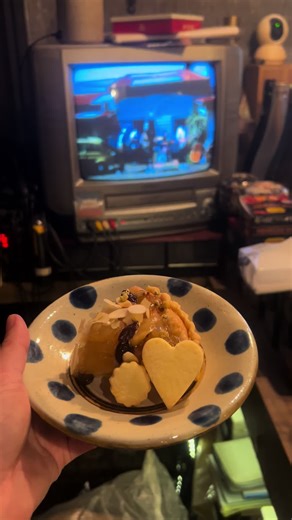 りんごのタルト🍎 アーモンド生地に煮詰めたりんごとレーズンを乗せてあまあまにしました＾＾ お久しぶりのカフェ営業でしたが、たくさんの方来てくださって嬉しかったです〜！ 今月はイベントもあります！未成年の方もぜひ！ネバヤン大好き！ #高円寺 #中央線沿い #茶割りバル #neveryoungbeach @茶割りバル@高円寺