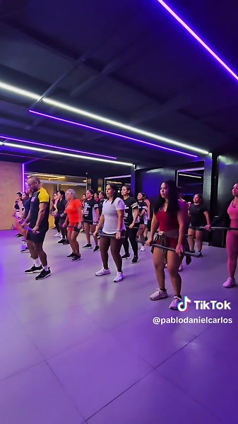 Treino com Bastão em Grupo | Intense HIIT