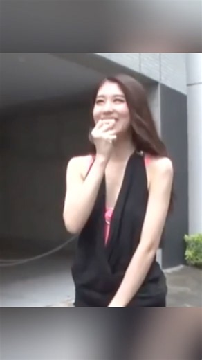 マンション前でお散歩する奥さん #かわいい #叡智 #美女 #美人