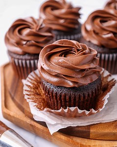 Looking for a moist chocolate cupcake recipe? I've got you covered! This recipe can be made in one bowl, and is frosted with a delicious chocolate buttercream. Get the recipe here: https://chelsweets.com/the-best-one-bowl-chocolate-cupcake-recipe/ | Chelsweets