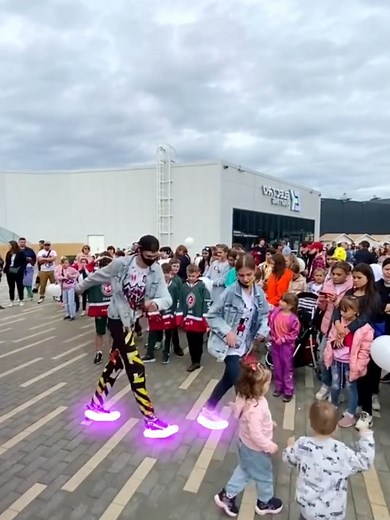 Monster Repeated Neon Mode #longervideosontiktok #shuffledance #learnontiktok #fyp #shuffle #tuzelitydance #tuzelitydancefans #trendingvideo #dance #danceawesome