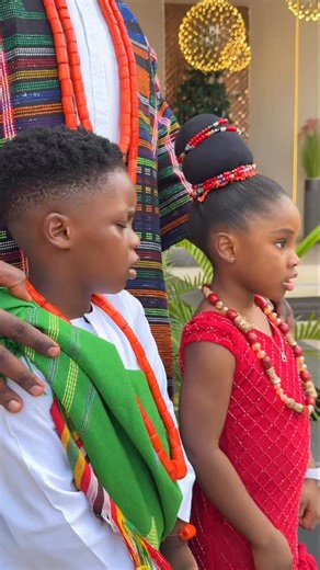 WEDDING CONTENT CREATOR | MOBILE VIDEOGRAPHER IN BENIN / ABUJA on Instagram: "Embracing the Rich Edo culture, The Little Bride & Groom slaying in stunning Edo traditional outfit for #ep25 Planner @bellezaevent_ Content creator @shotby_di"