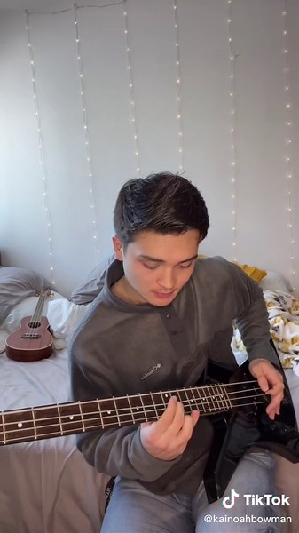 Reply to @williamisaguitarlegend bass lesson for y’all #thebeatles #guitartok #musiciansoftiktok #bassguitar #guitarlesson #guitartutorial