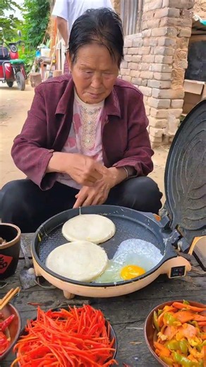 Tongguan Roujiamo, a famous local delicacy from Shaanxi, China! #food