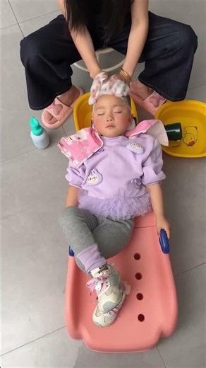 This baby's safe shampoo chair is so safe!! #FunFamily #HomeEssentials