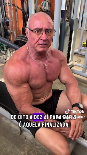 Esse foi meu treino completo de peitoral 👇 Supino reto com halter - 1x15 - 1x12 - 1x10 1x8 , sempre progredindo as cargas Supino inclinado barra guiada - 1x15 - 1x12 - 1x10 1x8 , sempre progredindo as cargas Cross over em pe - 1x12 1x8 1x8 1x6 Voador sentado - 1x12 1x12 1x8 1x8 com rest pause Supino maquina 1x10 1x10 1x10 Descanso entre series: as 2 primeiras series descansos mais curtos de 45 segundos. As ultimas series sempre com uma carga para chegar na falha e descanso maior, entre 2 a 3 mi