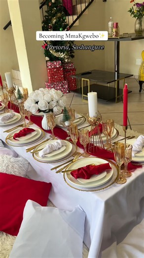 Intimate FriendMas Picnic Celebration with Christmas Decor