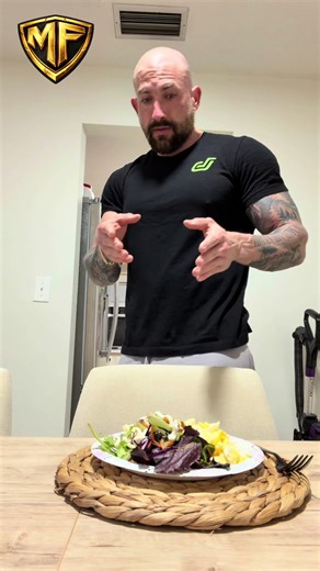 No tengas miedo a comer. Miedo debería darte no nutrir tu cuerpo como se debe. Hoy te muestro mi shape: 🔥 Bajo en grasa 🔥 Abs marcados 🔥 Bíceps y costales bien afuera 🔥 Porcentaje de grasa bien bajo ¿Y sabes qué? Comiendo. Alimentándome bien. Mi comida ahora mismo: 🥗 50 g de ensalada mixta 🥚 200 g de claras de huevo 🍳 2 huevos enteros 🥤 Jugo Zero Sugar de limonada (0 calorías) Nada de miedo, nada de excusas. Si no te alimentas, si no comes tus macros, si no respetas tus micronutrientes, 