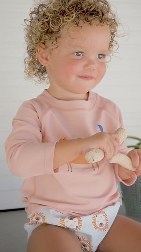 Bedenkenlos in der Sonne planschen und baden? Mit unserer speziellen UV-Badekleidung ist dein Liebling perfekt für den nächsten Badetag vorbereitet und ihr könnt den Tag zusammen beruhigt genießen. ☀️ | LÄSSIG