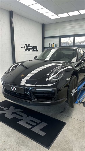 Le noir profond, magnifié et protégé. ✨ Nous avons eu le plaisir de recevoir cette somptueuse Porsche 911 Turbo S dans nos ateliers pour une protection totale et sans compromis. Une icône de puissance qui mérite ce qu'il se fait de mieux. 🏎️💨 Au programme pour cette beauté : • Protection PPF Xpel Ultimate Plus🇺🇸 : Application d’un bloc avant (pare-chocs, capot, ailes) pour dire adieu aux impacts de gravillons et aux micro-rayures. Le film auto-cicatrisant garantit une tranquillité d'esprit a