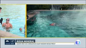 Banhistas nadam em piscina do Parque Nacional, mesmo durante o frio