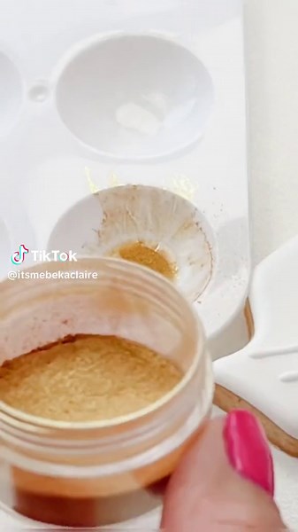 ✨FOR THE LOVE OF GOLD✨ There’s more than one way to use Gold Luster Dust for Royal Icing Decorated Sugar Cookies! 👉 You can make it thin to get a light shimmer that will show your icing color underneath! 👉 You can add a small amount more of your Luster Dust to get a thicker Gold “paint” that will completely cover the icing color underneath. Here are some addition tips for getting a beautiful shine on your royal icing details: 📍 Use an alcohol that has the highest alcohol content you can find 